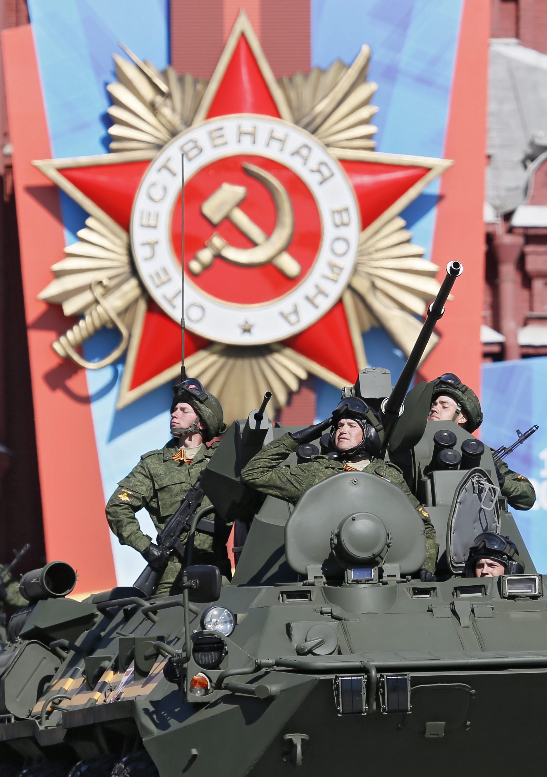 Екипаж на руски танк поздравява по време на парада на Червения площад в Москва