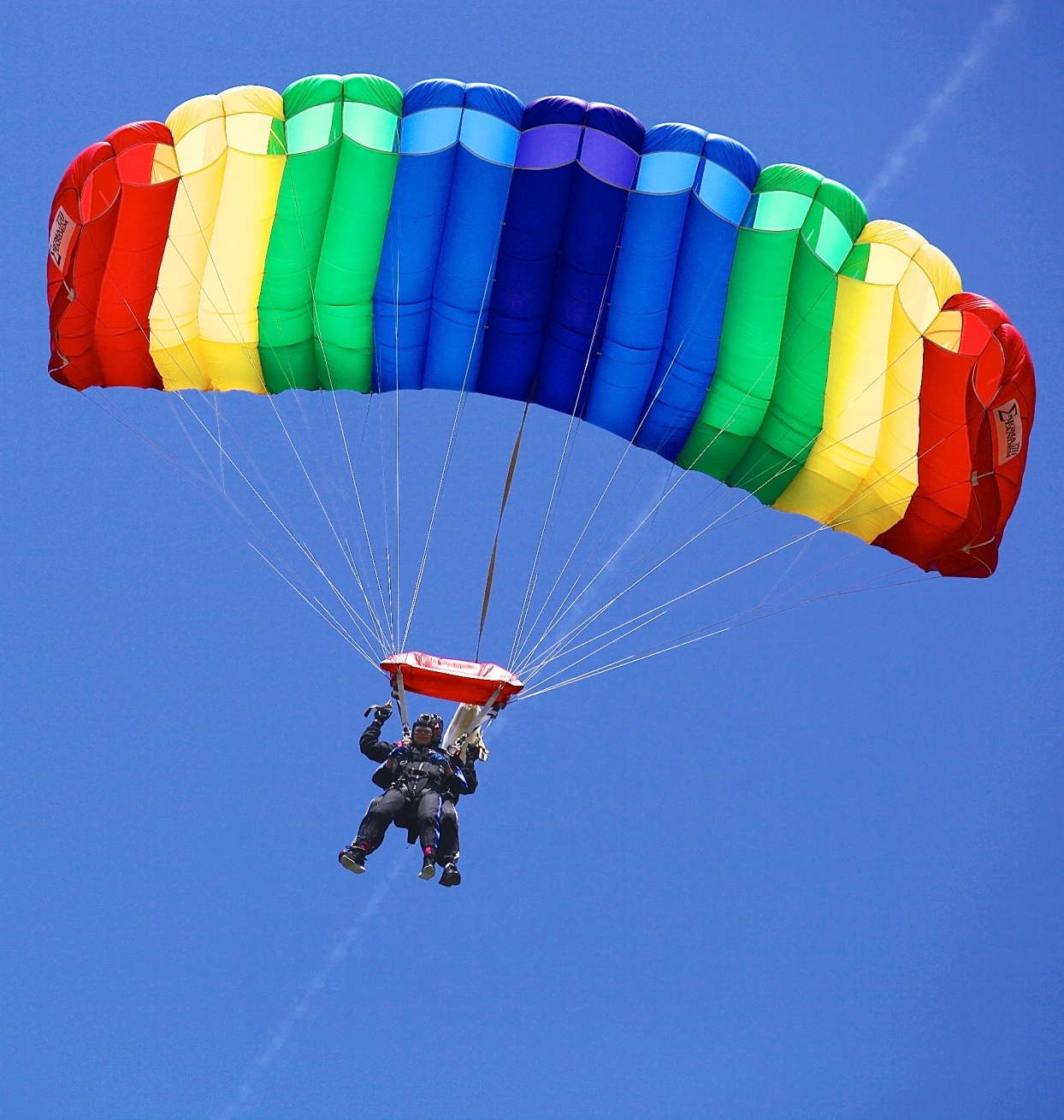 Пловдивчанинът скача от 60 години и има над 1300 парашутни скока досега (Сн. Архив)