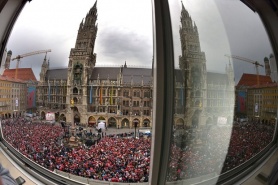 СНИМКИ: 15 хиляди празнуваха в Мюнхен титлата на Байерн