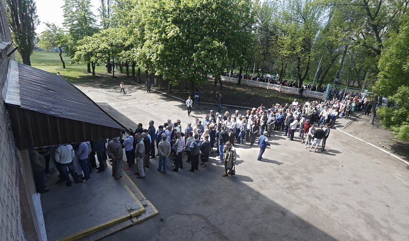 Чакащи да гласуват пред избирателна секция в Донецк