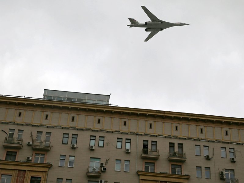 Ту-160 е най-големият в историята свръхзвуков самолет, наричан от едни ”Бухалката”, а от други ”Белият Лебед”