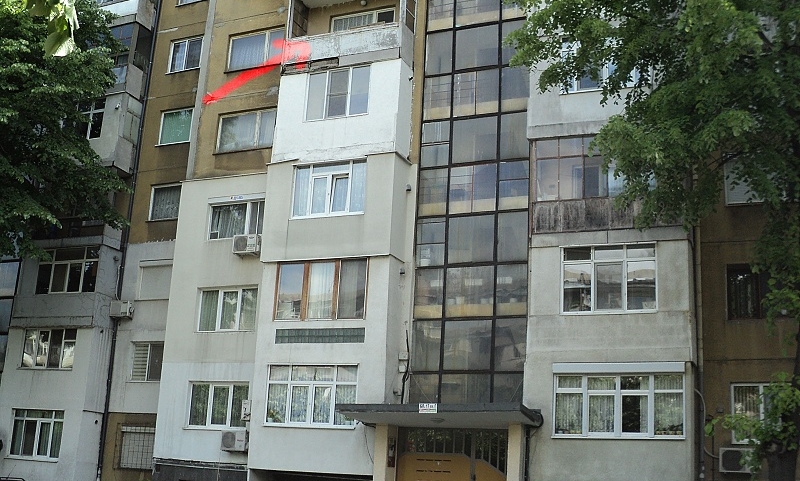 Блокът е строен през 1967 г. и сред най-старите в града