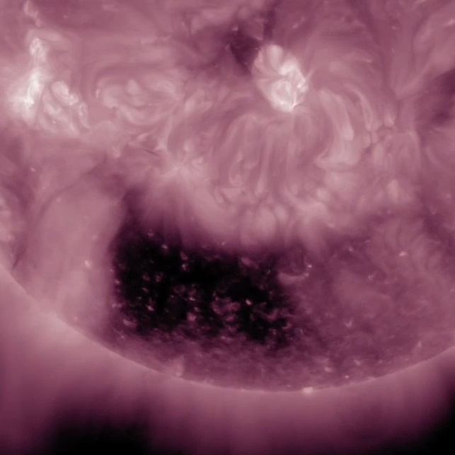 НАСА засне квадратна ”дупка” на Слънцето (видео)