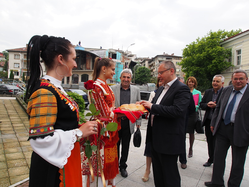Сергей Станишев беше посрещнат в Ловеч с хляб, сол и червена роза