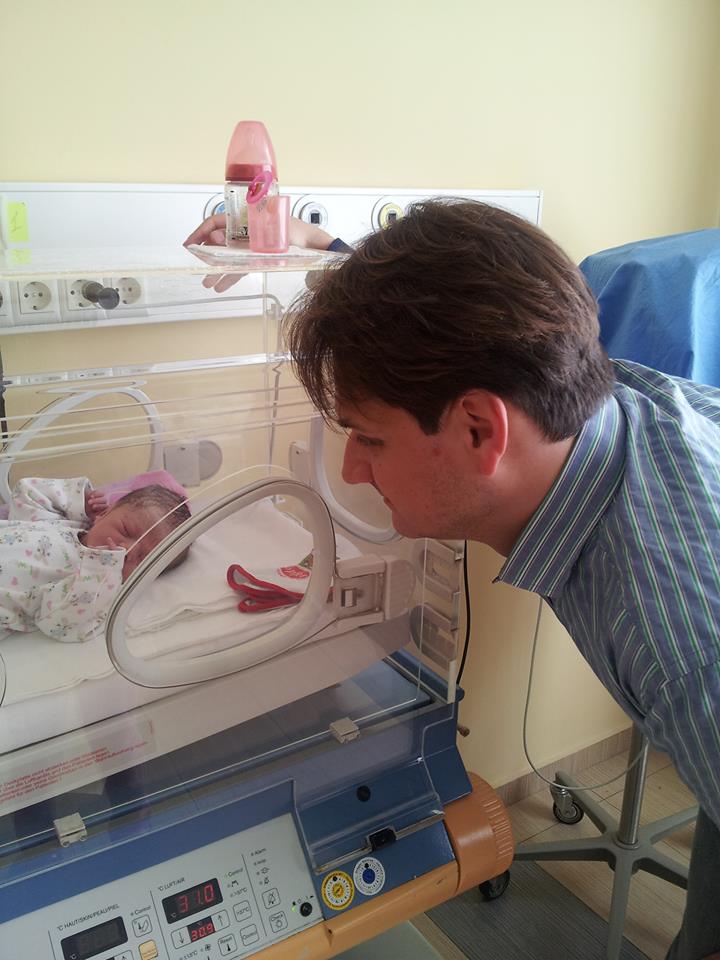 Мариан Бачев с новородената си дъщеря Косара