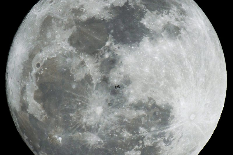 МКС на фона на Луната