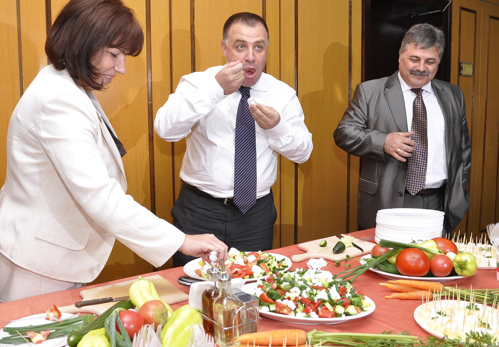 Шопската салата е вкусна и лесна за приготвяне и това печели привърженици