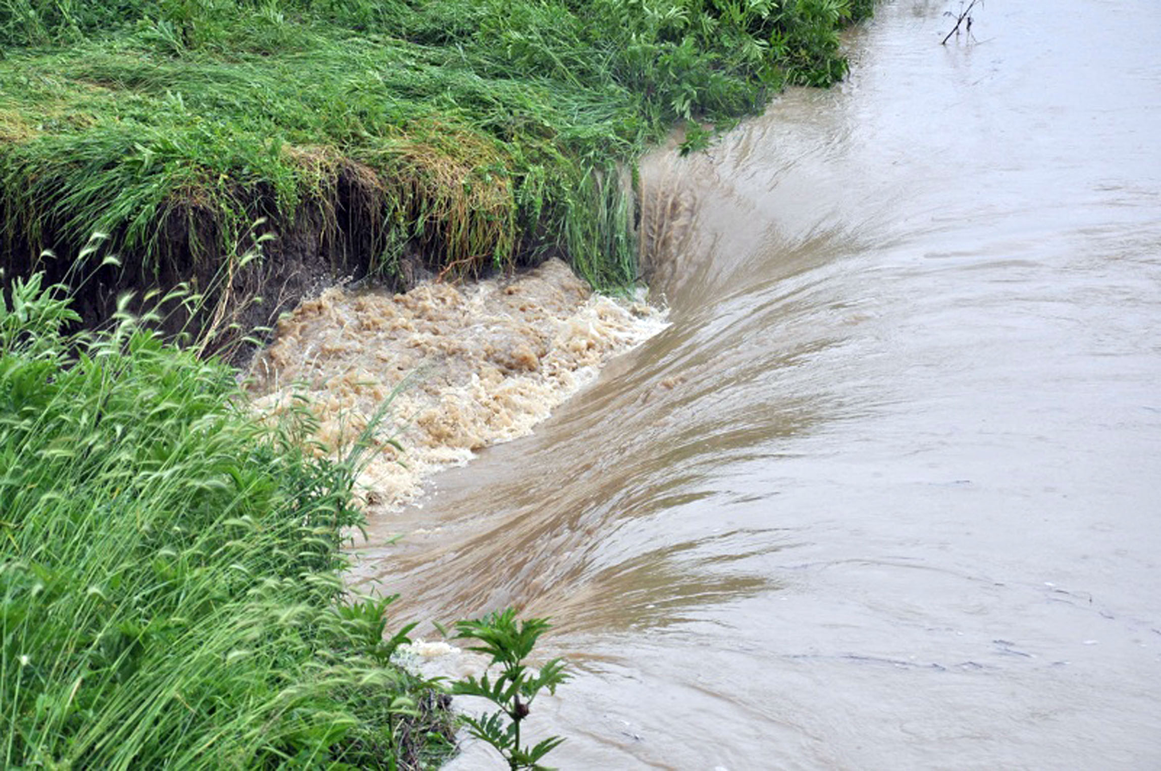 Наводнени са близо 2 000 дка земеделски земи, като залетите площи продължават да се увеличават