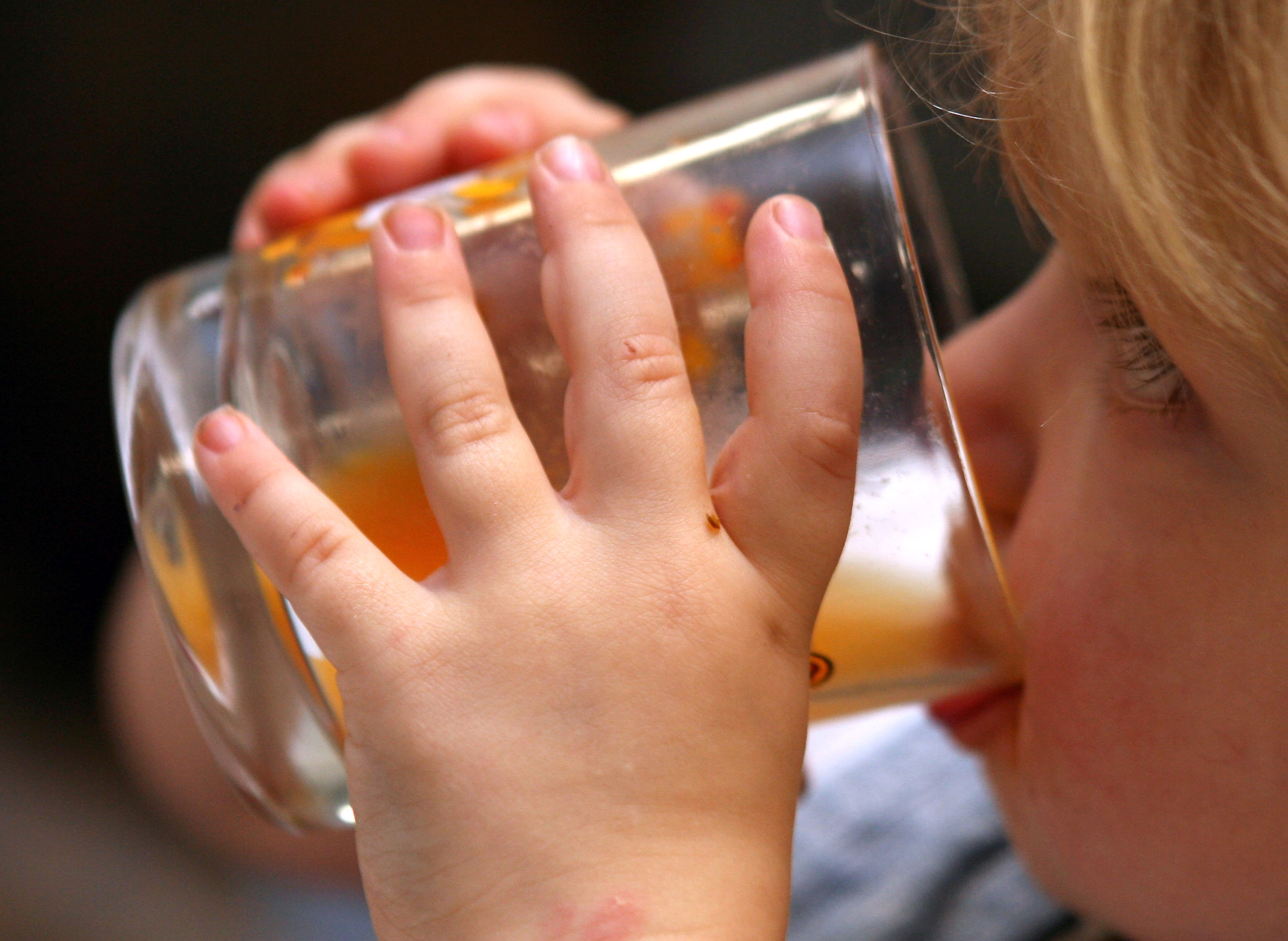 Децата трябва да пият до една чаша сок на ден