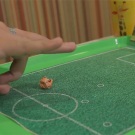 Смартфон превръща табла за храна във футболно игрище