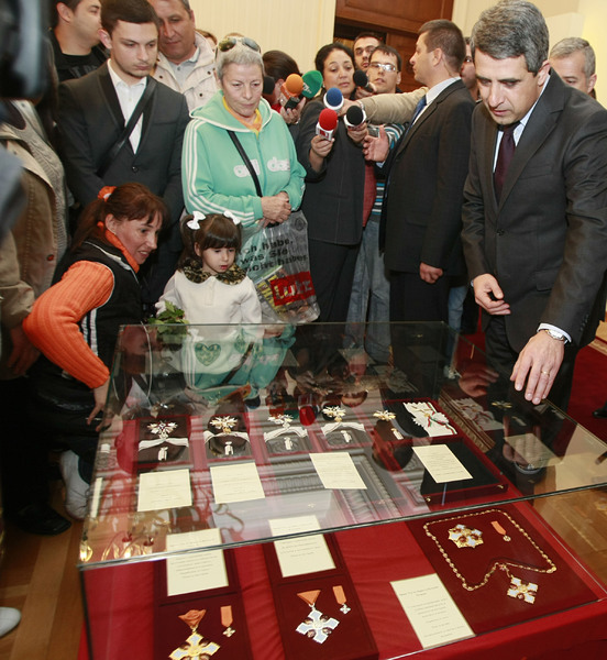 Плевнелиев показа президентски подаръци и ордени (обновена)
