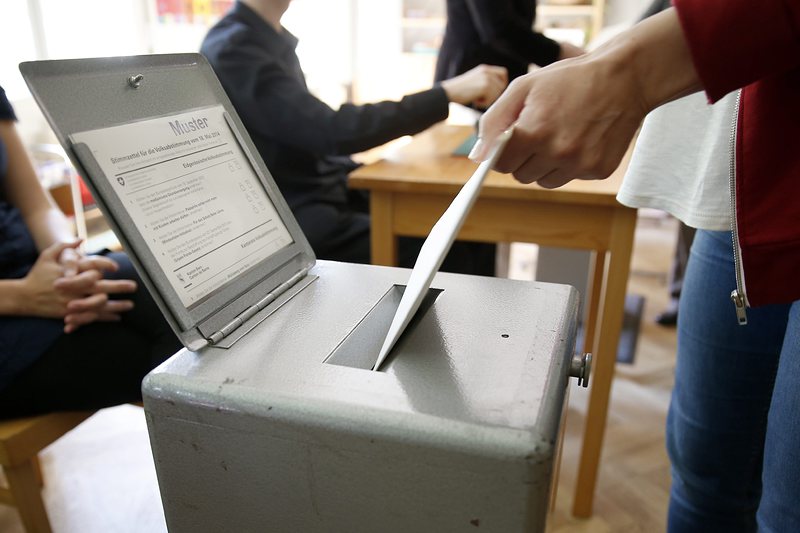 Швейцарците гласуваха на референдум за намаляване на трудовата миграция