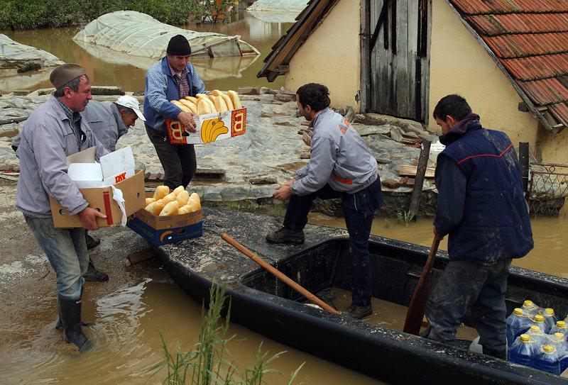 Пренос на храна в наводнени сръбски градове