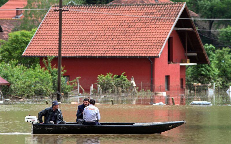 Основното придвижване в наводнените селища в Сърбия става с лодки