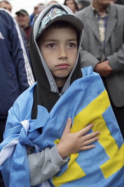 Кримскотатарско момче участва във възпоменателната церемония в Симферопол, Крим
