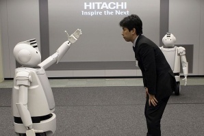 Японски робот се шегува и анализира човешките реакции
