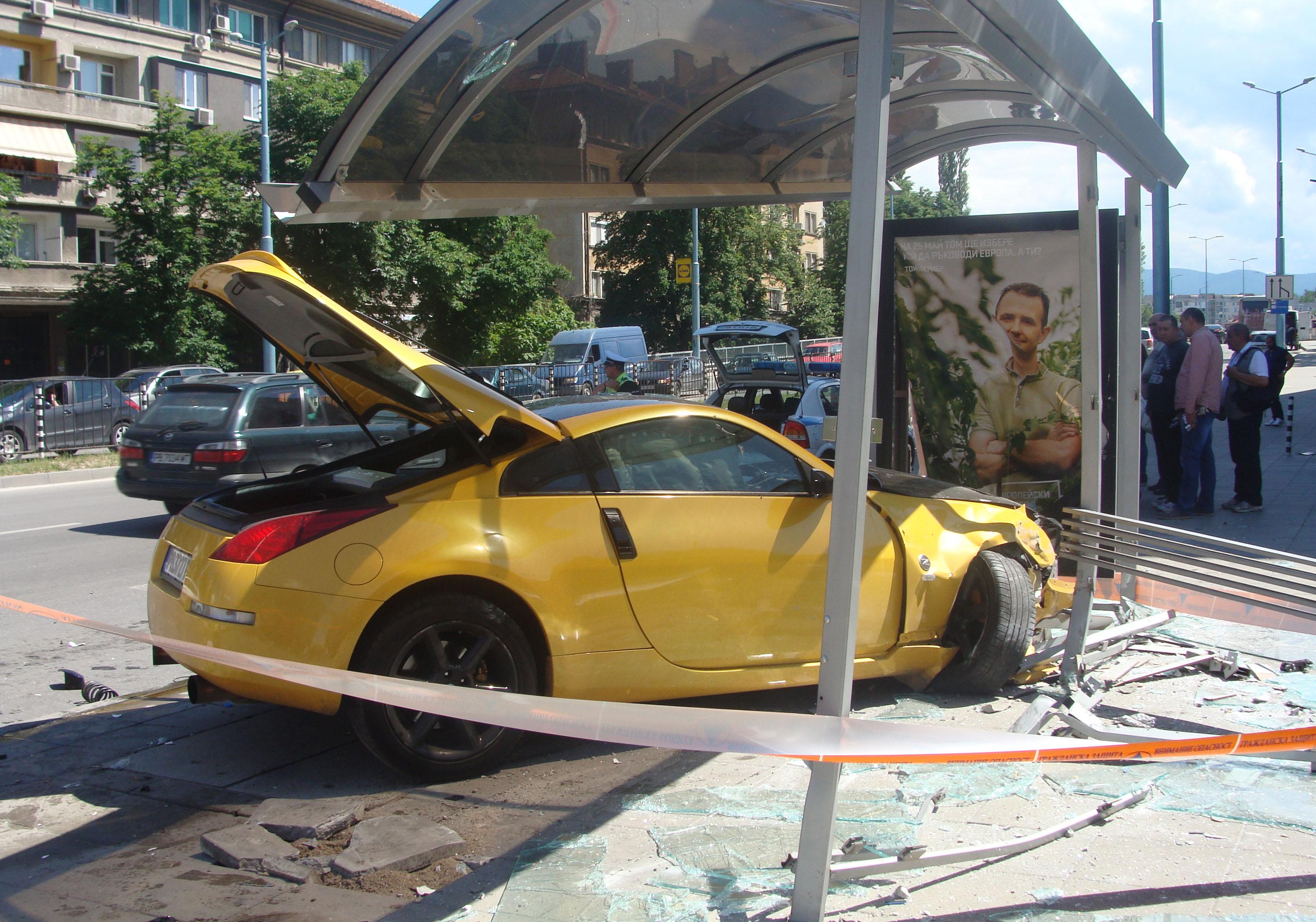 Спортният автомобил, който отнесе автобусна спирка в Пловдив