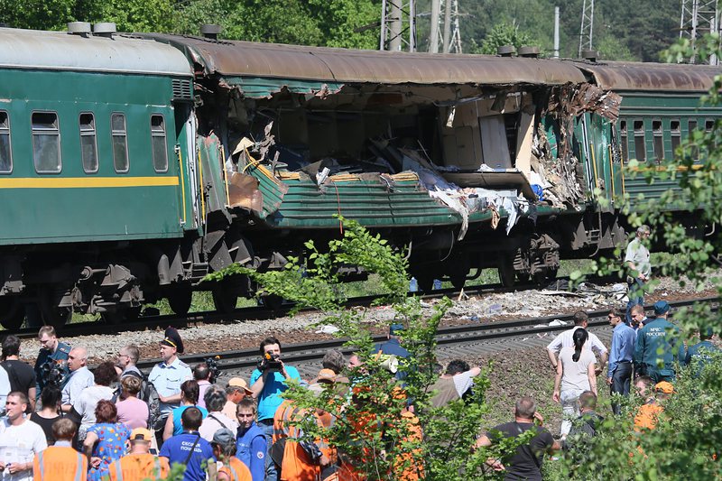 Около 400 души са се намирали в пътническия влак