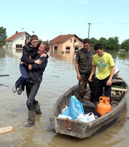 Водата изравя мини и гранати в Босна (снимки)