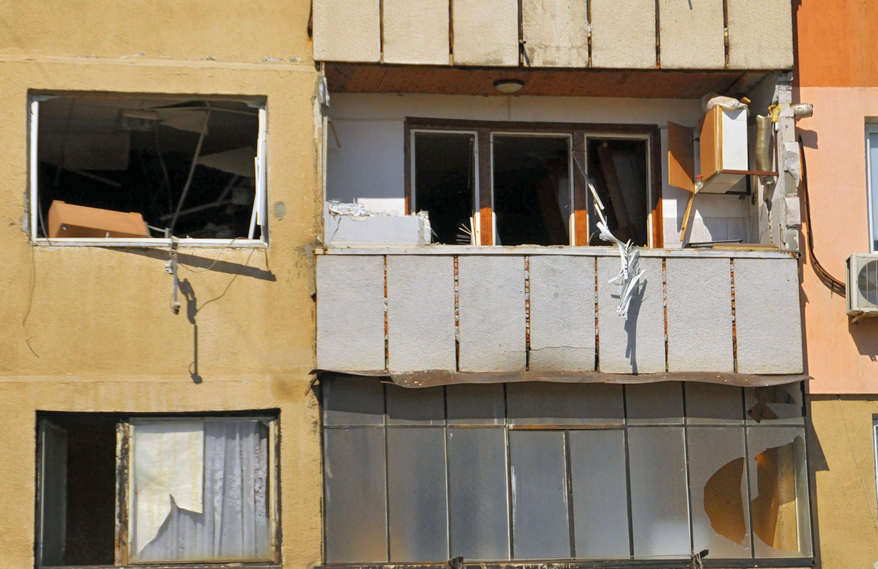 Взрив на бойлер разруши 3 жилища във Враца (снимки)