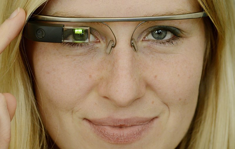 Въпреки провала на умните очила Google Glass, интернет гигантът все още не се е отказал разработката на такъв тип устройства