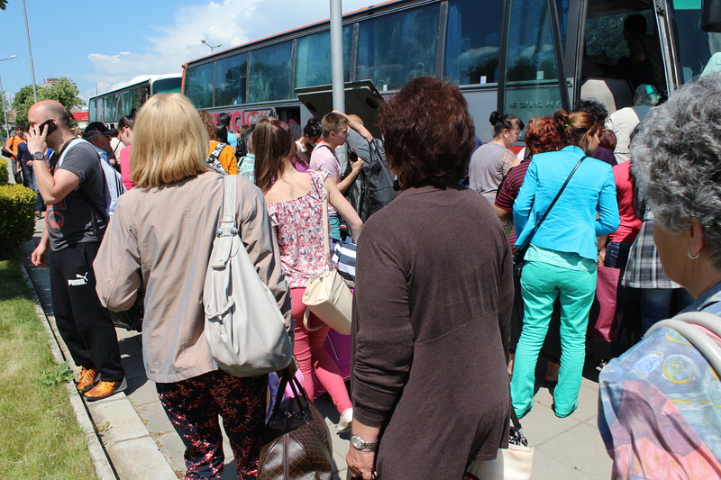 Част от пътниците бяха превозени с автобуси между двете гари - Тулово и Казанлък