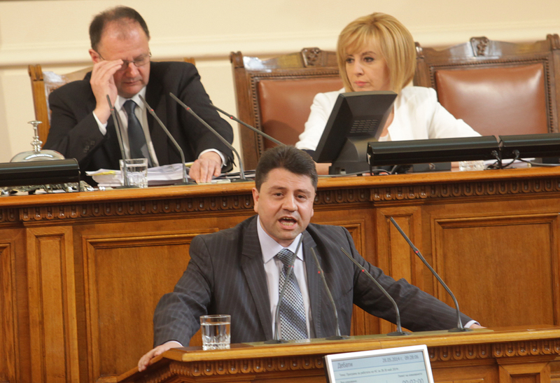 Депутатите не дочакаха Орешарски от Рим за вота на недоверие