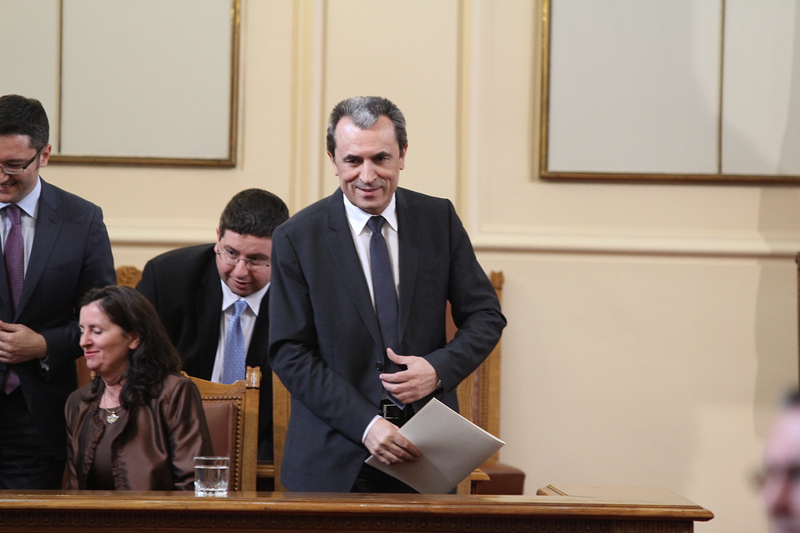 След като дойде за края на дебатите по вота на недоверие, Пламен Орешарски говори в кулоарите на парламента