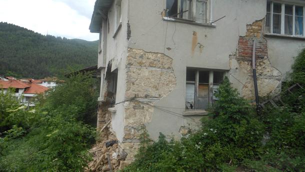 Къща падна в Смолян, семейство оцеля и е евакуирано