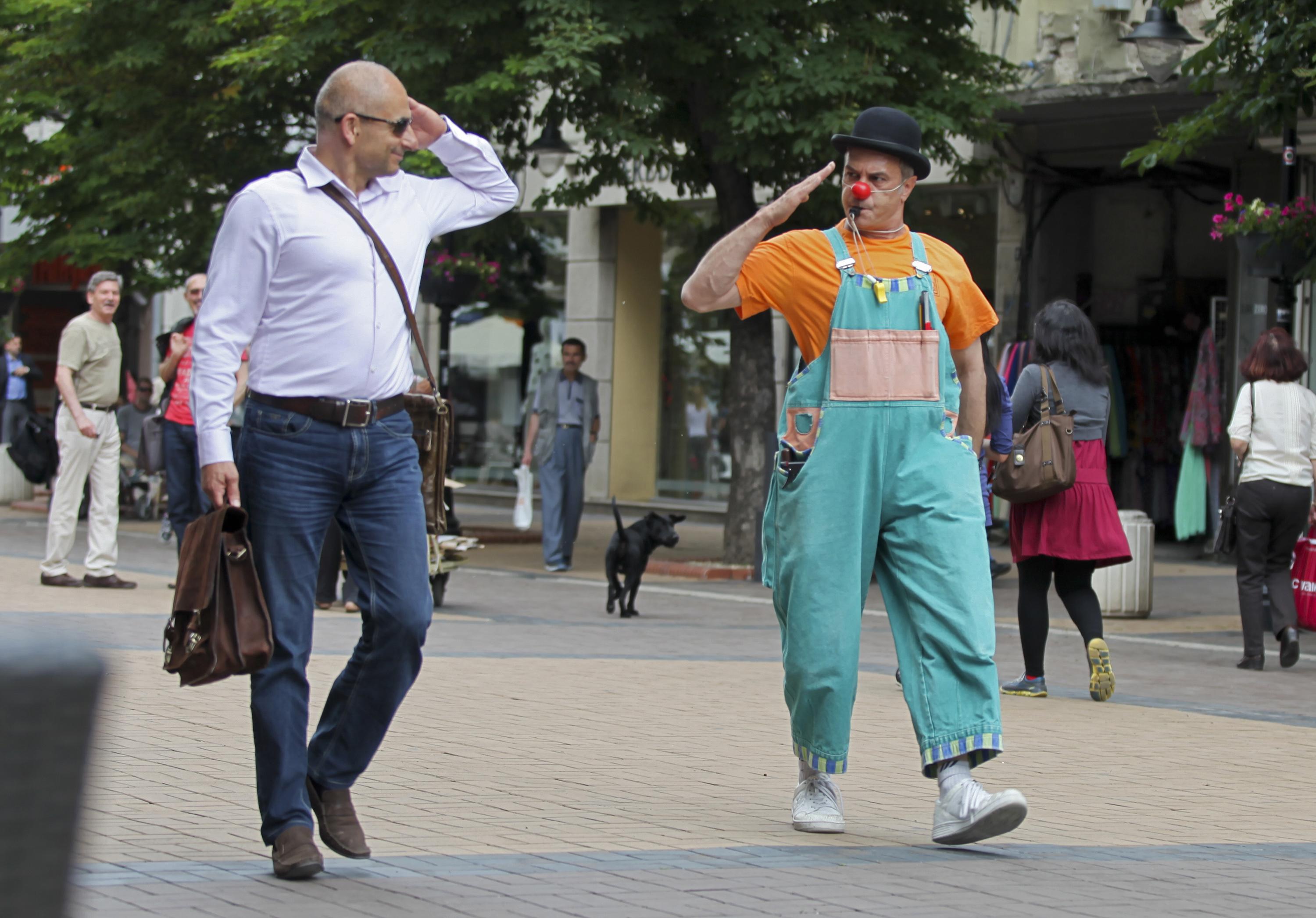 Клоунът закача минувачите
