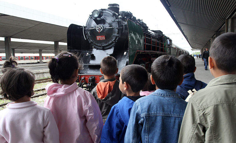 Чужденци плащат 2000 евро, за да снимат влак в България