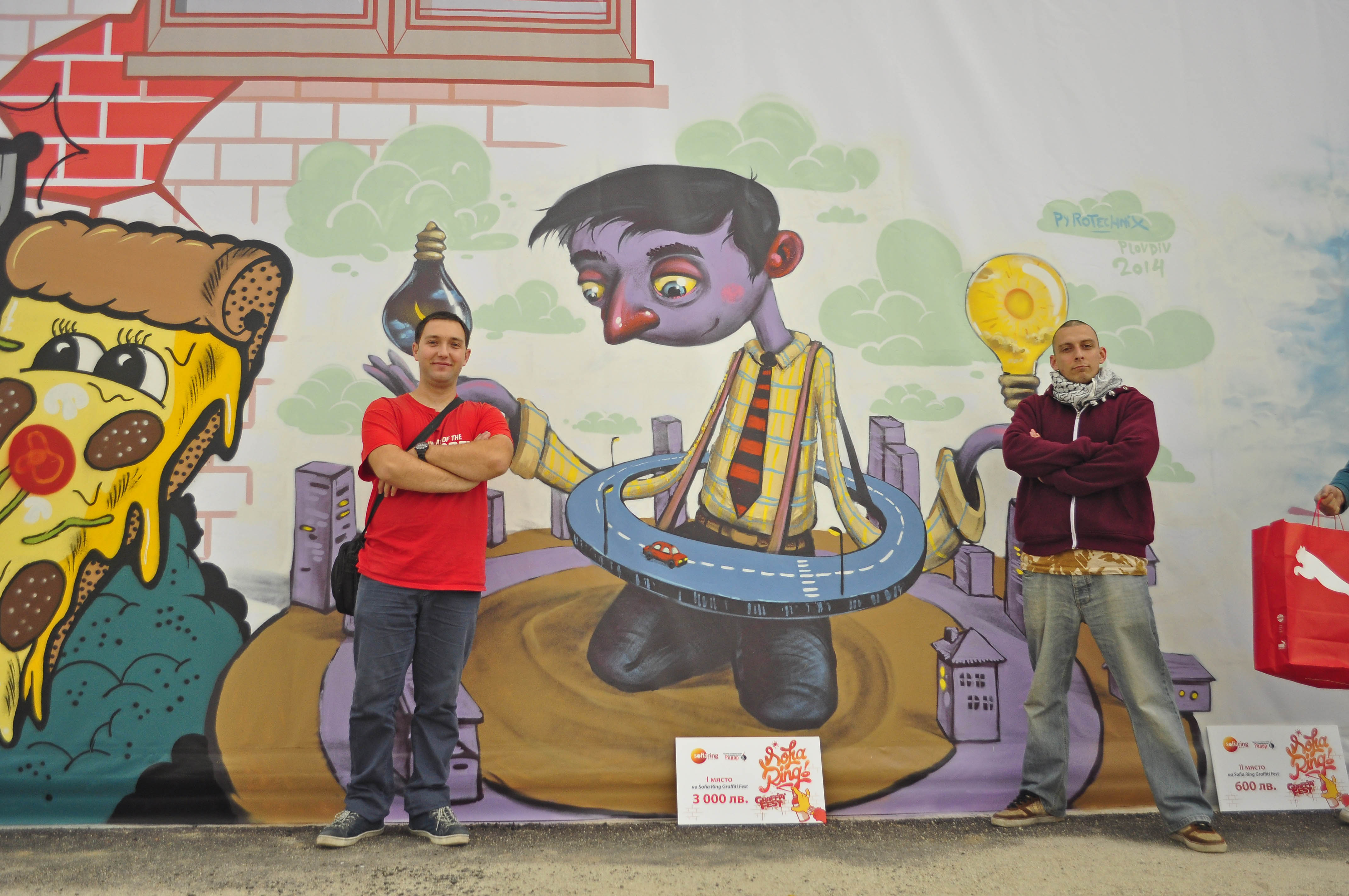 Победителите в ”Sofia Ring Graffiti Fest” PT Crew пред произведението си