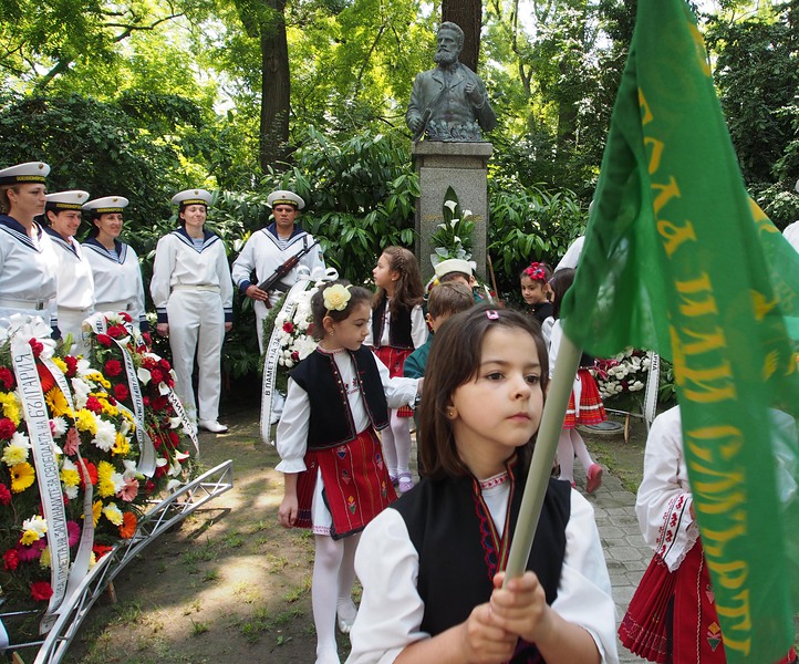 Пред паметника на Христо Ботев в Морската градина във Варна