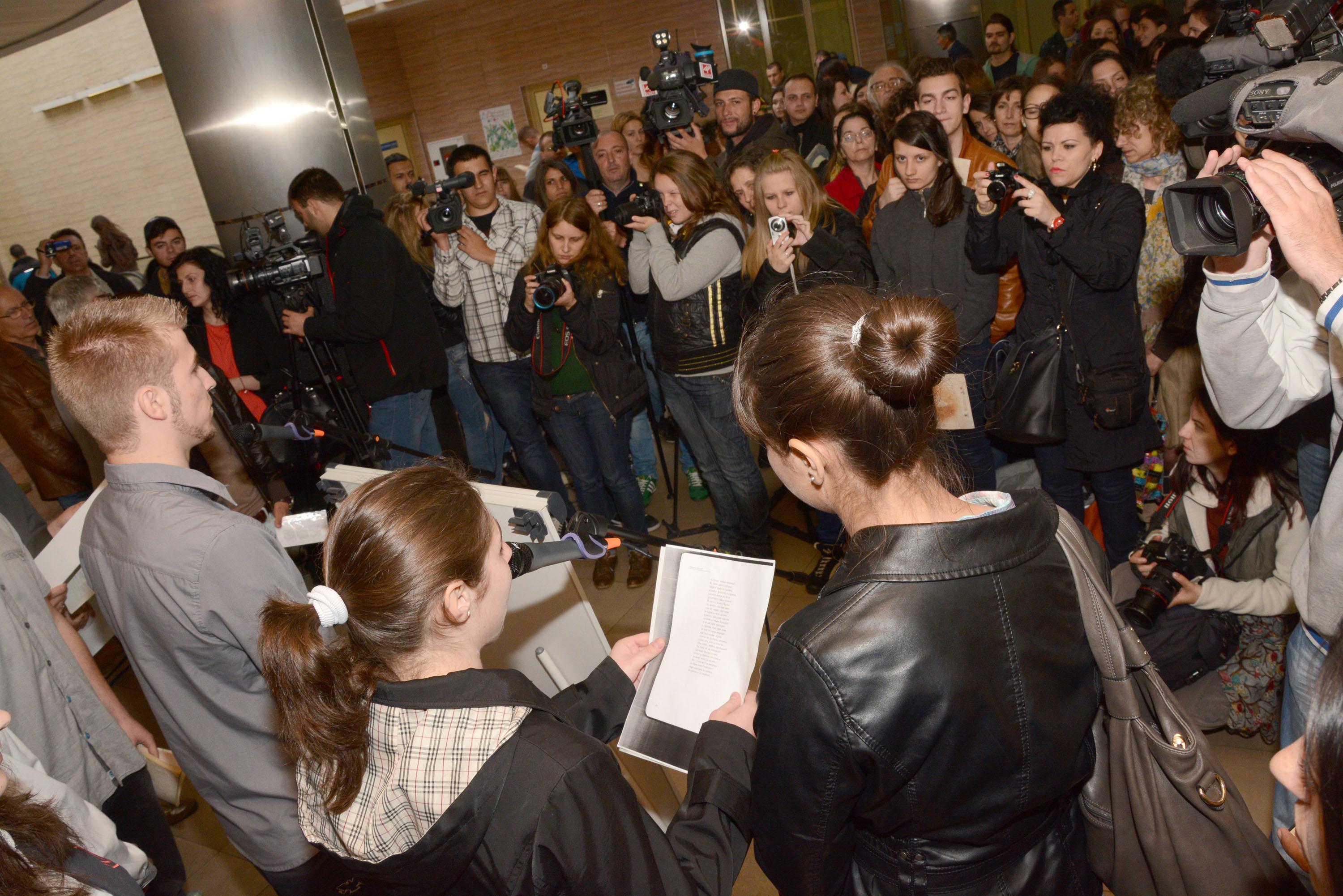 Ученици четоха на глас Ботев в метрото