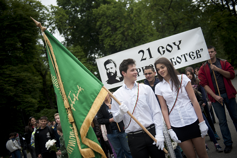 Ученици от 21 СОУ „Христо Ботев” пред паметника на поета-революционер в София