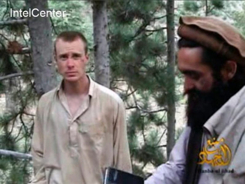 Архивна снимка на пленения сержант Боуй Бергдейл и талибански командир
