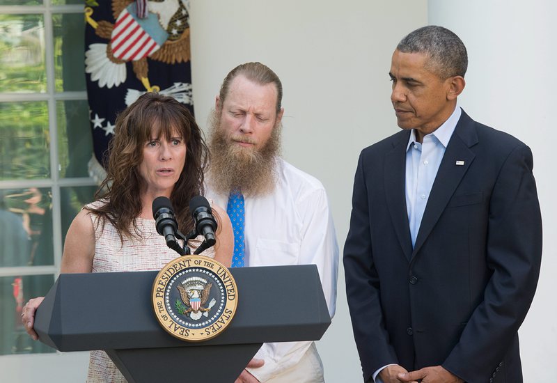 Президентът Барак Обама с родителите на разменения за затворени в Гуантанамо талибани пленен американски сержант Боуй Бергдейл