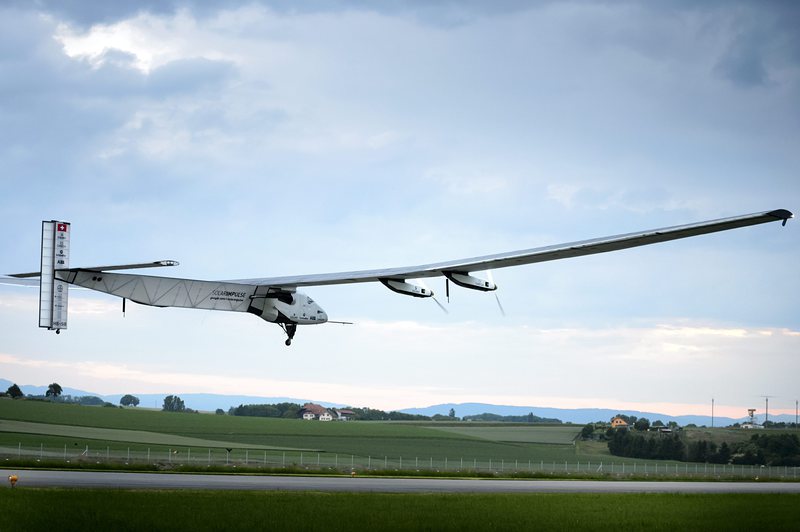 Соларният самолет ”Solar Impulse 2” направи първия си полет