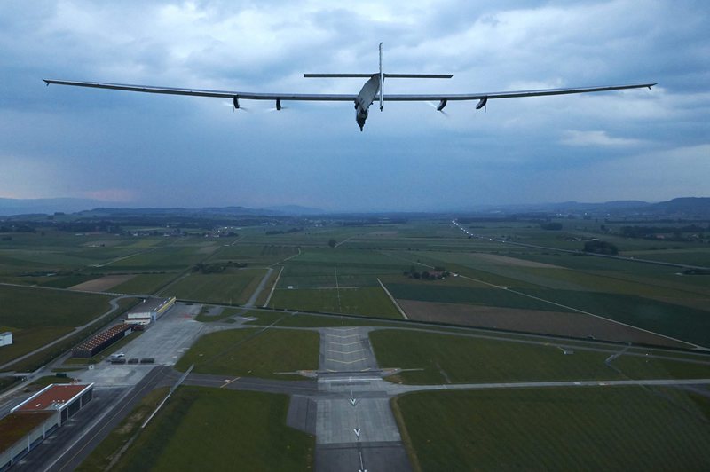 Соларният самолет ”Solar Impulse 2” направи първия си полет