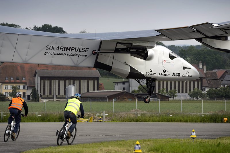 Соларният самолет ”Solar Impulse 2” направи първия си полет