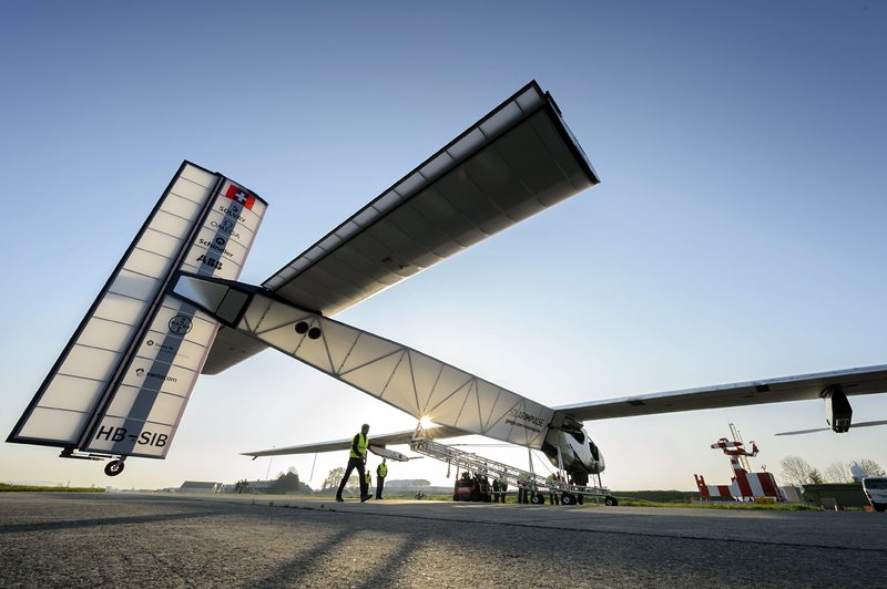 Соларният самолет ”Solar Impulse 2” направи първия си полет