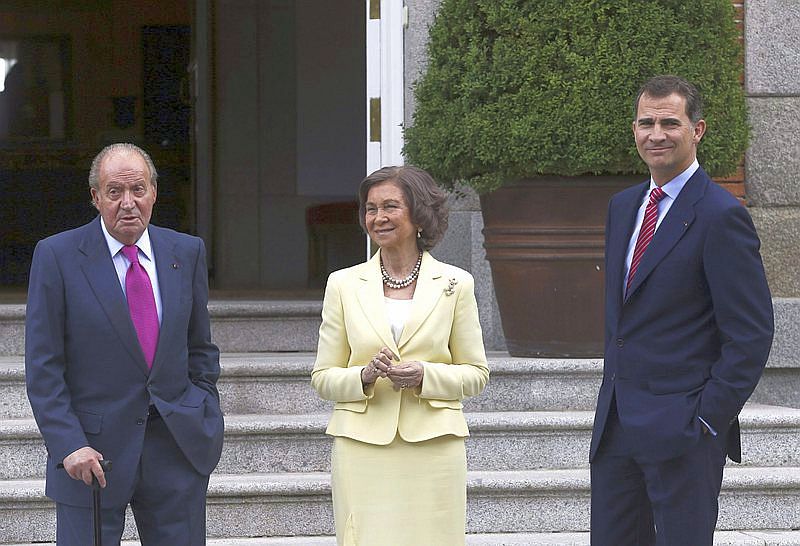 Испанският крал Хуан Карлос със спъругата и сина си