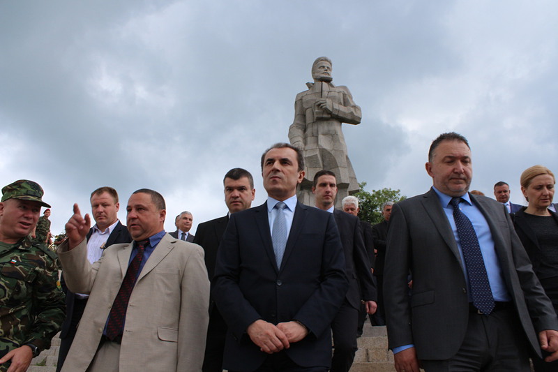 Орешарски чака БСП и ДПС да решат кои министри се сменят