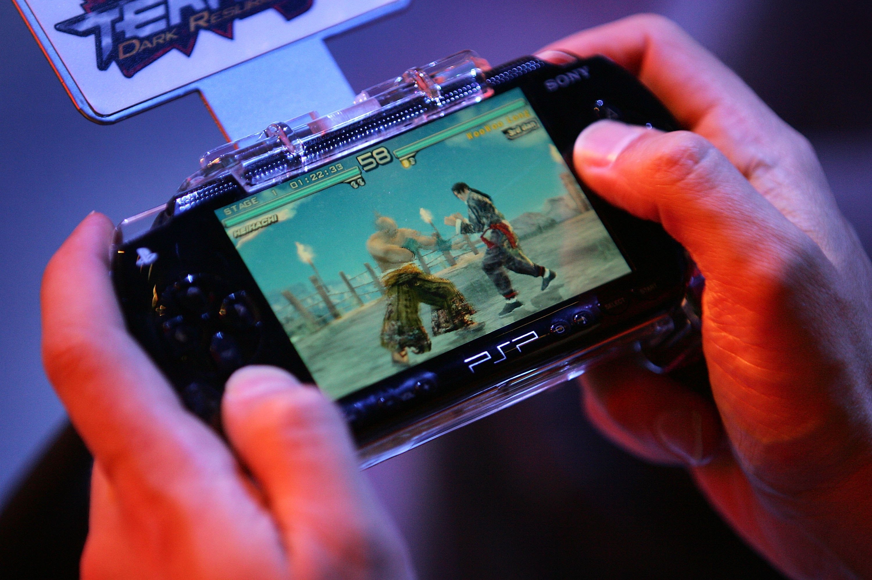 Sony спира продажбата на PSP