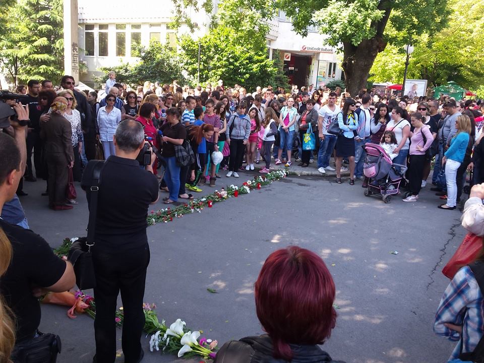 Хиляди покриха със свещи и цветя мястото в Стара Загора, където бе прегазен 4-годишният Паоло