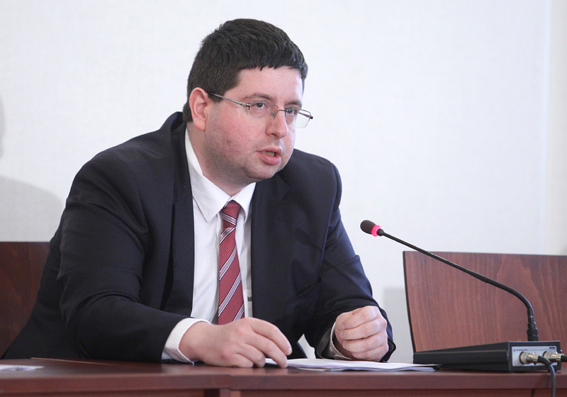 Петър Чобанов обеща, че дългът няма да надхвърли заложения в бюджета