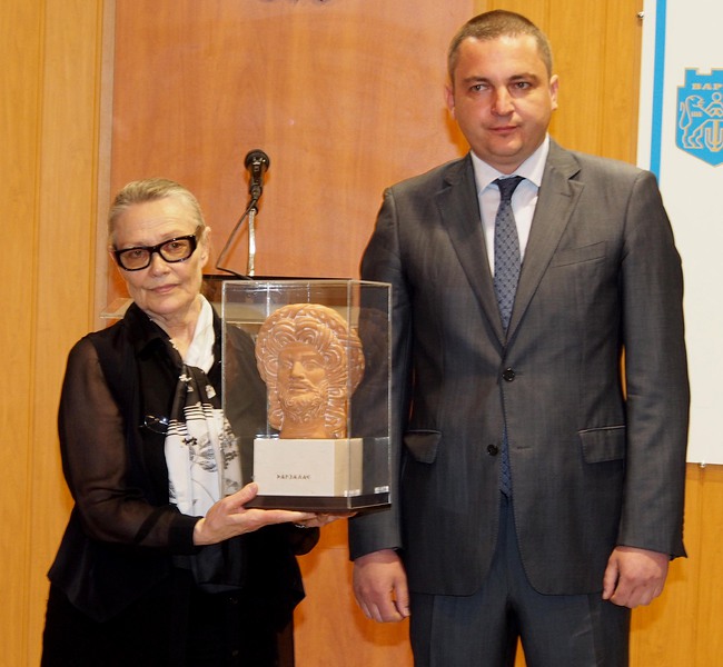 Цветана Манева получи почетния знак на Варна