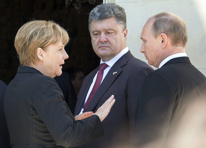 Путин обсъди с Порошенко примирие в Украйна