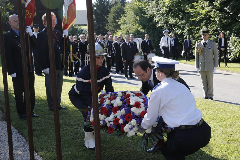 Франсоа Оланд положи венец пред Паметника на мира