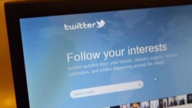 Twitter за пръв път с тримесечни приходи от милиард долара